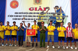 BTC trao cúp vô địch cho đội xã Lâm Sơn.