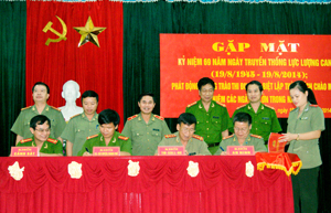 Đại diện các khối thi đua Công an tỉnh ký kết giao ước thi đua chào mừng ngày truyền thống CAND Việt Nam.
