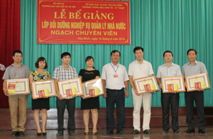 Trường Đại học Nội vụ Hà Nội tặng giấy khen cho 7 học viên có thành tích xuất sắc trong học tập.