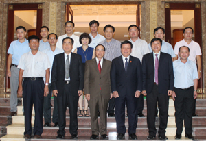 Đoàn đại biểu cấp cao tỉnh Hủa Phăn chụp ảnh lưu niệm cùng các đồng chí lãnh đạo tỉnh và một số Sở, ban, ngành của tỉnh.