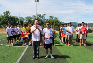 Lãnh đạo Công an tỉnh trao giải nhất cho đội bóng Công ty CP thương mại Định Nhuận.