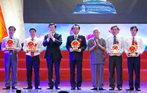 Chủ tịch nước Trương Tấn Sang, nguyên Tổng Bí thư Lê Khả Phiêu tặng biểu tượng Quốc huy Việt Nam cho 5 cá nhân đại diện cho 5 vùng đất thiêng liêng của Tổ quốc (Ảnh: Công an nhân dân)