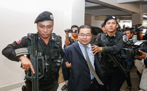 Cảnh sát áp giải Thượng nghị sĩ Hong Sokhua tới Tòa án thành phố Phnom Penh. (Ảnh: Tân Hoa xã).