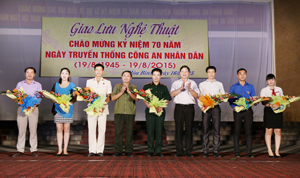 Đồng chí Bùi Văn Cửu, Phó Chủ tịch TT UBND tỉnh, Trưởng Ban tổ chức lễ kỷ niệm và lãnh đạo Công an tỉnh tặng hoa chúc mừng các đơn vị tham gia đêm giao lưu nghệ thuật.