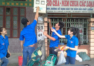ĐV-TN thành phố Hòa Bình tham gia bóc rỡ quảng cáo trái phép trên địa bàn phường Chăm Mát.