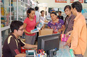 Đông đảo khách mua hàng tại Siêu thị sách, văn phòng phẩm và thiết bị trường học- điểm bán lẻ của Công ty CP Sách và Thiết bị trường học Hòa Bình.
