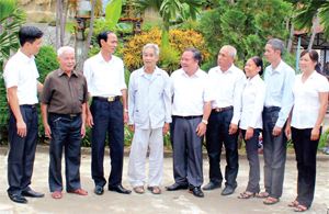 Thường trực Huyện ủy Đà Bắc trao đổi, trò chuyện với các già làng, trưởng bản và người có uy tín trên địa bàn huyện Đà Bắc.