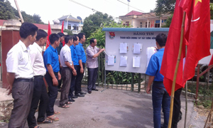 Lãnh đạo Huyện ủy Kỳ Sơn và đoàn viên TN huyện Kỳ Sơn kiểm tra bảng tin thanh niên chung tay xây dựng NTM.
