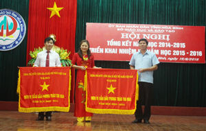 Thủy ủy quyền, đồng chí Trần Đăng Ninh, Phó Bí thư TT Tỉnh ủy trao Cờ thi đua cho 2 tập thể đã hoàn thành xuất sắc, toàn diện nhiệm vụ công tác, dẫn đầu phong trào thi đua yêu nước năm học 2013 – 2014.