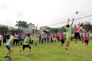 Giải bóng chuyền nam huyện Lương Sơn luôn thu hút được đông vận động viên tham gia.
