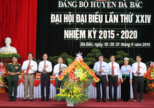 Đồng chí Trần Đăng Ninh, Phó Bí thư TT Tỉnh ủy tặng lẵng hoa chúc mừng đại hội.