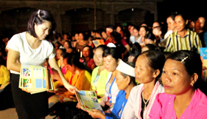 Cán bộ Ban Tuyên giáo (Hội LHPN tỉnh) phát tờ rơi tuyên truyền về phòng - chống TNXH cho hội viên phụ nữ xã Cuối Hạ (Kim Bôi).