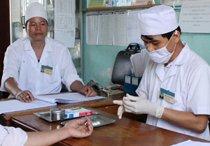 Cán bộ Trạm y tế xã Thượng Cốc (Lạc Sơn) tư vấn, xét nghiệm sàng lọc HIV cho đối tượng có nguy cơ cao tại địa phương.
