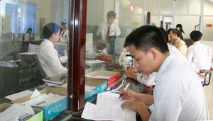 Chi nhánh Ngân hàng No &PTNT huyện Đà Bắc tạo điều kiện cho khách hàng đến vay vốn sản xuất - kinh doanh.