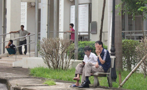 Người dân vẫn vô tư hút thuốc lá trong khuôn viên Bệnh viện Đa khoa tỉnh.