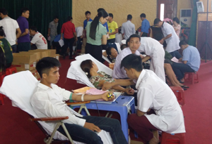Các ĐVTN, hội viên, người dân huyện Kỳ Sơn  tham gia hiến máu tình nguyện.