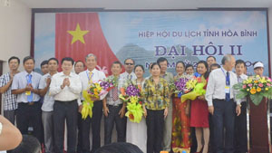 Đồng chí Nguyễn Văn Chương - Phó Chủ tịch UBND tỉnh tặng hoa chúc mừng BCH Hiệp hội Du lịch tỉnh Khoá II ra mắt đại hội