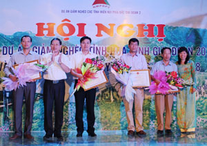 Đồng chí Bùi Văn Cửu, Phó Chủ tịch TT UBND tỉnh; đại diện Ban Điều phối Dự án Giảm nghèo Trung ương trao bằng khen cho các tập thể.