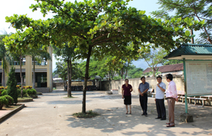 Hội đồng thẩm định NTM tỉnh và huyện đi kiểm tra công trình trường THCS xã Yên Lạc, Yên Thuỷ.