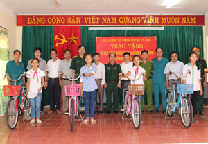 Ban CHQS huyện Kỳ Sơn cùng lãnh đạo các ngành, cấp ủy chính quyền các địa phương trao tặng 4 chiếc xe đạp cho các em học sinh nghèo hiếu học.