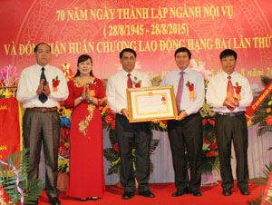 Thừa uỷ quyền của Chủ tịch nước, đồng chí Trần Đăng Ninh, Phó Bí thư TT Tỉnh uỷ trao Huân chương Lao động hạng ba cho lãnh đạo Sở Nội vụ.