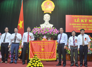 Đồng chí Nguyễn Văn Quang, Phó Bí thư Tỉnh ủy, Chủ tịch UBND tỉnh trao cờ lưu niệm của Tỉnh ủy, HĐND, UBND, UBMTTQ tỉnh cho Văn phòng UBND tỉnh.