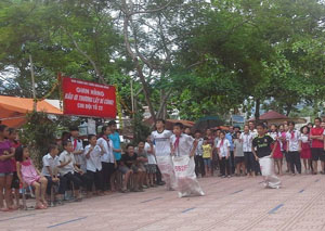 Đông đảo trẻ em phường Chăm Mát tham gia chơi, cổ vũ trò chơi nhảy bao bố tại hội chợ chia sẻ và tổng kết hoạt động hè năm 2015.