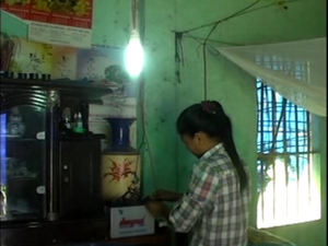 Để có điện thắp sáng, gia đình chị Bùi Thị Bảy phải sử dụng bình ắc quy và đèn dầu.