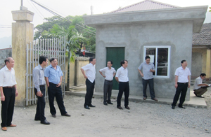 Hội đồng thẩm định NTM tỉnh và huyện đi kiểm tra công trình trường tiểu học xã Thành Lập, Lương Sơn đang thi công.
