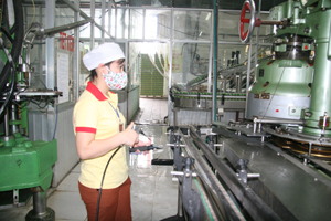 Công nhân Công ty TNHH Minh Trung – khu CN Lương Sơn (Lương Sơn) bảo dưỡng máy móc, trang thiết bị phuc vụ sản xuất.