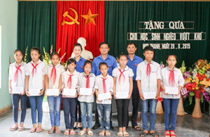 Cán bộ, ĐVTN cơ quan UBKT Tỉnh ủy, BHXH tỉnh trao quà cho các em học sinh nghèo vượt khó xã Hợp Thanh ( Lương Sơn).