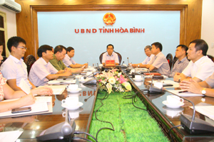 Đồng chí Nguyễn Văn Quang, Phó Bí thư Tỉnh ủy, Chủ tịch UBND tỉnh cùng lãnh đạo UBND tỉnh, các sở, ngành, doanh nghiệp tham dự hội nghị trực tuyến về nâng cao hội nhập.
