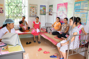 Cán bộ Trạm y tế xã Lâm Sơn (Lương Sơn) hướng dẫn cho phụ nữ mang thai về chăm sóc sức khỏe thai kỳ.