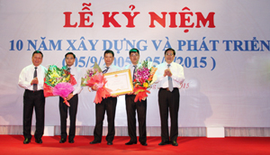 Thừa ủy quyền của Thủ tướng Chính phủ, Bộ trưởng Bộ TT&TT Nguyễn Bắc Son và Bí thư Tỉnh ủy Bùi Văn Tỉnh trao bằng khen của Thủ tướng Chính phủ, tặng hoa chúc mừng cho Sở TT&TT tỉnh.