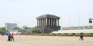 Vào mỗi dịp lễ, Tết và những ngày cuối tuần, Lăng Chủ tịch Hồ Chí Minh luôn thu hút đông đảo đồng bào và du khách quốc tế vào viếng Bác. Ảnh: H.N