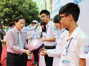 Đồng chí Bùi Văn Khánh, Phó Chủ tịch UBND tỉnh trao mũ bảo hiểm biểu trưng cho 20 học sinh trường THPT chuyên Hoàng Văn Thụ.