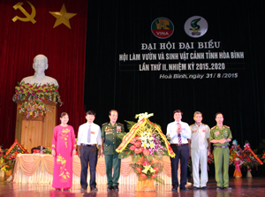 Đồng chí Trần Đăng Ninh, Phó Bí thư TT Tỉnh uỷ tặng lẵng hoa của Tỉnh uỷ - HĐND – UBND – MTTQ Việt Nam tỉnh chúc mừng Đại hội.

