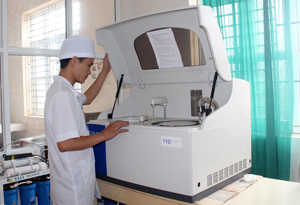 Bệnh viện Đa kha huyện Đà Bắc mới đầu tư máy xét nghiệm sinh hóa hiện đại đảm bảo kết quả nhanh chóng, chính xác.