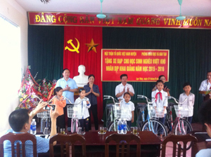Lãnh đạo Huyện ủy, UBMTTQ và phòng GD&ĐT huyện Lạc Thủy trao tặng xe đạp cho các em học sinh nghèo hiếu học.

