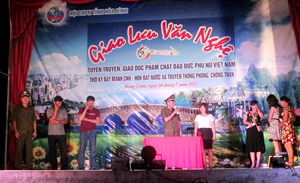 Hội viên phụ nữ thị trấn Hàng Trạm (huyện Yên Thủy) tuyên truyền phòng, chống TNXH thông qua hình thức sân khấu hóa.