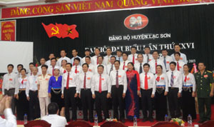 BCH Đảng bộ huyện Lạc Sơn lần thứ XXVI, nhiệm kỳ 2015 - 2020 ra mắt Đại hội.