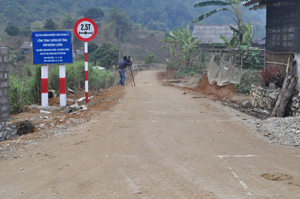 Công trình đường bê tông xóm Noong Luông, xã Noong Luông (Mai Châu) được dự án giảm nghèo giai đoạn 2 đầu tư xây dựng góp phần giúp người dân đi lại và giao lưu hàng hoá thuận lợi hơn.