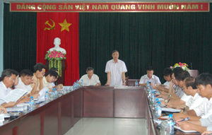 Đồng chí Nguyễn Ngọc Gắn, Phó Trưởng Ban Pháp chế- HĐND tỉnh phát biểu tại buổi làm việc với UBND huyện Lương Sơn.