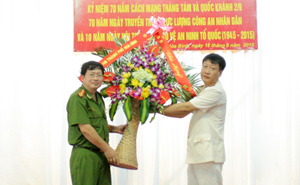 Đại diện lãnh đạo Công an thành phố Hòa Bình tặng hoa chúc mừng Công an phường Phương Lâm.