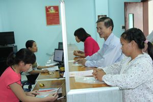 Bộ phận tiếp nhận và trả kết quả theo cơ chế “một cửa” của UBND huyện Lương Sơn tận tình phục vụ người dân.