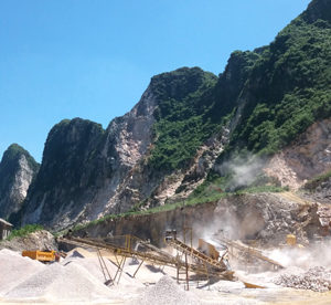 Khu vực mỏ khai thác đá tại thôn Quán Trắng, xã Thành Lập (Lương Sơn) tiềm ẩn nhiều rủi ro TNLĐ.
