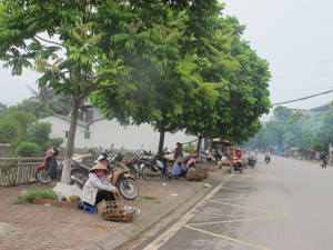 Hành lang giao thông bị chiếm dụng làm nơi buôn bán gà, vịt gây mất mỹ quan đô thị. ảnh chụp trên đường Phùng Hưng, phường Hữu Nghị (TP Hòa Bình).