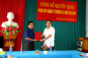 Đồng chí Nguyễn Văn Quang, Chủ tịch UBND tỉnh trao quyết định phân cấp quản lý trường nghề cho đồng chí Nguyễn Trung Dũng, Giám đốc Sở LĐ-TB&XH.

