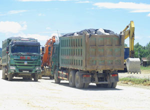 Do trên địa bàn huyện Lương Sơn có đến 30 mỏ vật liệu xây dựng nên tiềm ẩn nhiều nguy cơ vi phạm về kiểm soát tải trọng. ảnh chụp tại mỏ đá Cao Dương.
