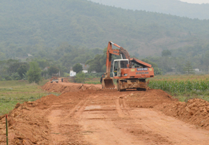 Huyện Kỳ Sơn đầu tư làm mới đường giao thông vào xóm Giếng, xã Hợp Thành, tập trung nguồn lực hỗ trợ đưa xã này về đích NTM trong năm nay.  ảnh: p.v
